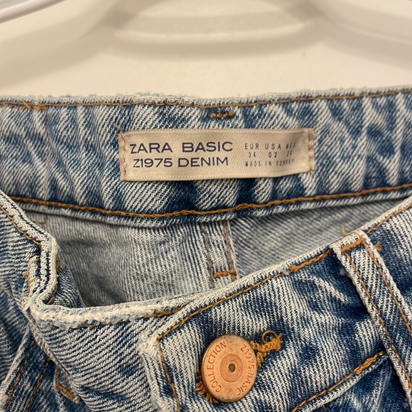 Zara light wash jeans with rips - Picture 2 of 4